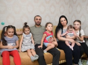 Армянина, спасшего троих детей в России, местные чиновники выселили вместе с женой и 5-ю детьми (фото)